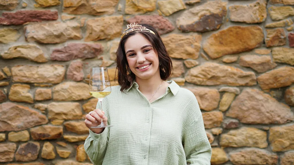 Pfälzische Weinkönigin 2025/2026 Anna Antonia Cölsch