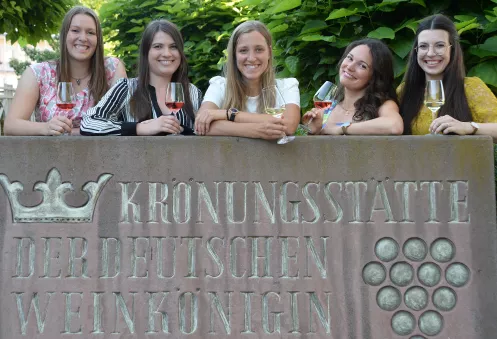 Kandidatinnen zur Wahl der 82. Pfälzischen Weinkönigin : v.l.n.r. Sarah Krebs, Saskia Teucke, Dorothea John, Denise Grauer, Saskia Sperl (© Pfalzwein e.V. ) Kandidatinnen zur Wahl der 82. Pfälzischen Weinkönigin : v.l.n.r. Sarah Krebs, Saskia Teucke, Dorothea John, Denise Grauer, Saskia Sperl