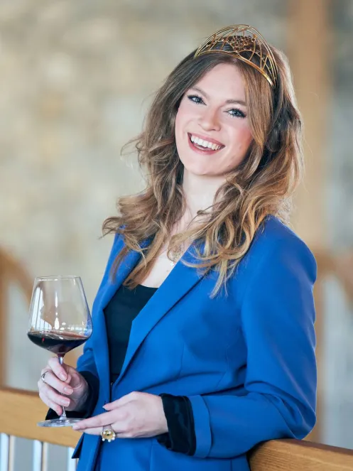 Deutsche Weinkönigin 2024/2025 Charlotte Weihl (© DWI) Deutsche Weinkönigin 2024/2025 Charlotte Weihl